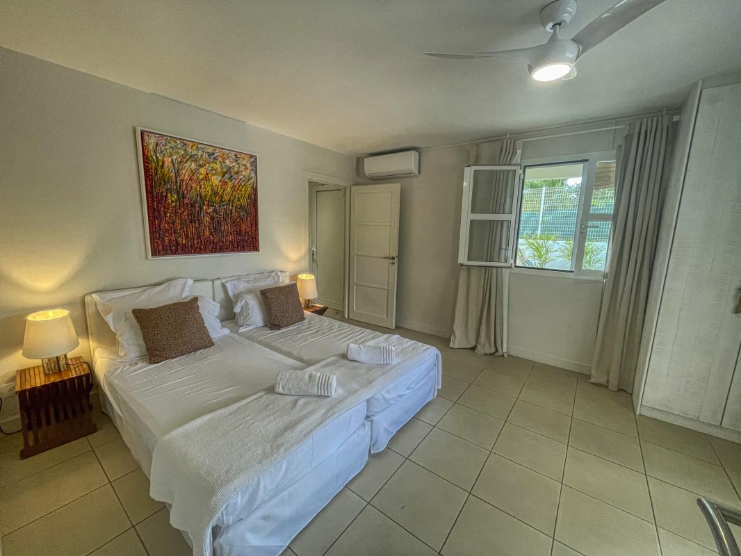 32.Location villa piscine pieds dans l'eau Saint François Guadeloupe_Chambre 3 PMR RDC